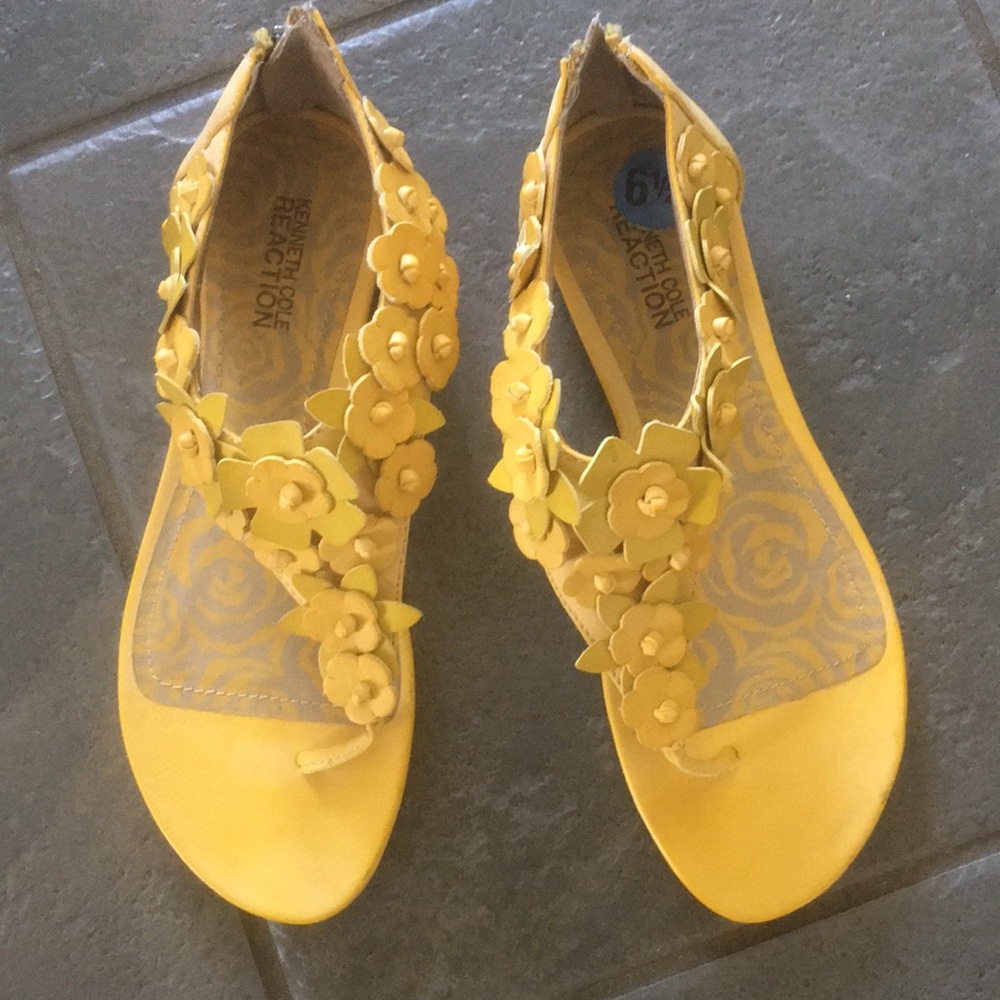 Yellow Kenneth Cole Reaction sandals sz 6 1/2